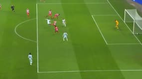 En position de hors-jeu, Olivier Giroud est remis en jeu par la passe du défenseur adverse