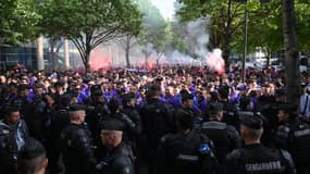 Les supporters toulousains qui arrivent au Stade de France, avec un important dispositif de sécurité