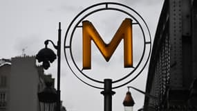 Une entrée du métro à Paris, le 11 avril 2023 (image d'illustration).