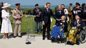 Le président français Emmanuel Macron après avoir remis l'insigne de chevalier de la Légion d'honneur à Christian Lamb, sous le regard de la reine Camilla et du roi Charles III, à l'occasion du 80e anniversaire du Débarquement de Normandie à Ver-sur-Mer, le 6 juin 2024.