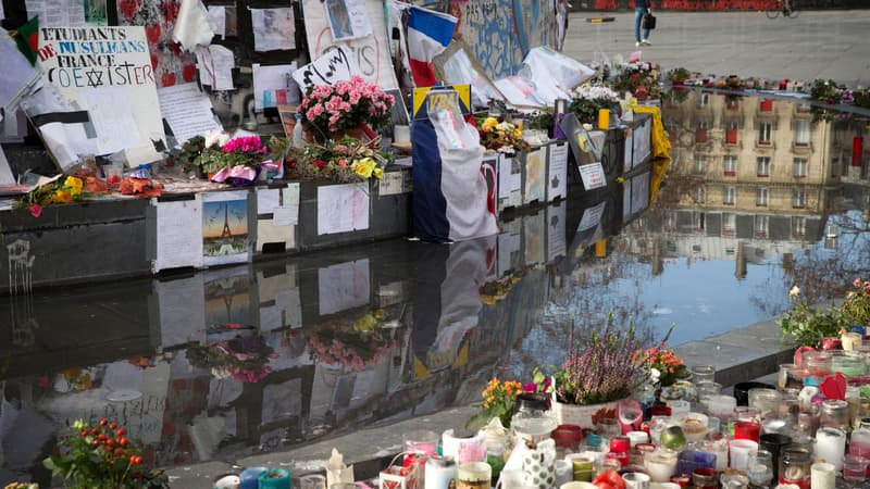 Bougies et fleurs déposées place de la République, à Paris, un an après les attentats de janvier 2015.