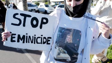 Une manifestante tient une pancarte "Stop féminicide" à Nice le 9 janvier 2022.