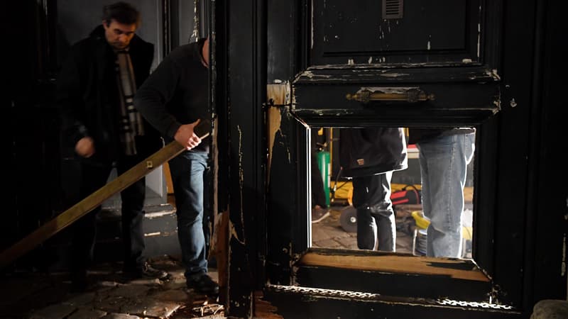 Les officiers de police devant la porte dégradée du ministère de Benjamin Griveaux, à Paris, le 5 janvier 2019.