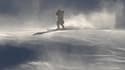 Le vent violent sur la piste du ski alpin