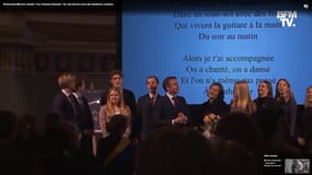 Emmanuel Macron avec des étudiants de l'université de Lund, en Suède, le 31 janvier 2024