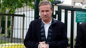 Nicolas Dupont-Aignan au sortir du bureau de vote à Yerres ce dimanche.