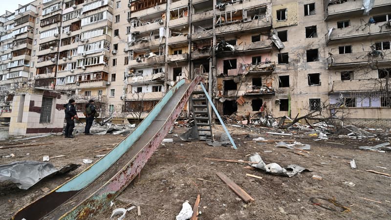 Un immeuble résidentiel endommagé de la rue Koshytsa, dans la banlieue de la capitale ukrainienne Kiev, le 25 février 2022.