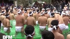 Une centaine de Japonais prennent un bain glacé pour la nouvelle année