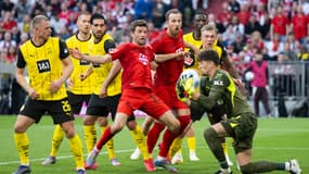 Thomas Müller et Harry Kane lors du Klassiker entre le Bayern Munich et le Borussia Dortmund, le 12 avril 2025.