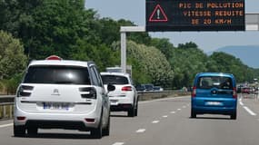 Un message de "pic de pollution, vitesse réduite" sur un panneau d'information de l'autoroute A36, près de Comar, le 18 juin 2022 dans le Haut-Rhin