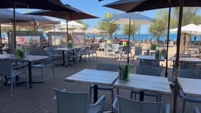 Une terrasse de restaurant vide