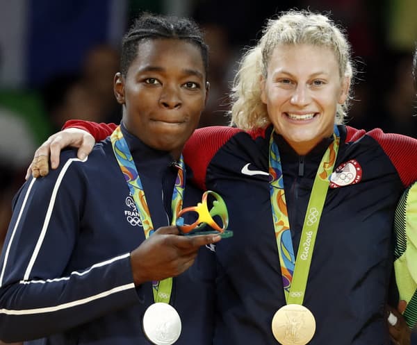 Audrey Tcheuméo et Kayla Harrison sur le podium olympique aux JO de Rio en 2016