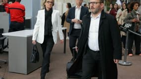 L'ex-maire de Canteleu Mélanie Boulanger arrive au tribunal de Bobigny avec son avocat, Me  Arnaud de Saint-Remy (D), le 27 mai 2024