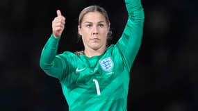 Mary Earps avec le trophée de la meilleure gardienne du Mondial 2023