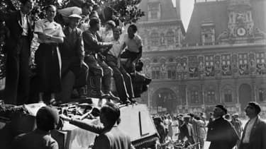La foule accueille les troupes alliées devant l'hôtel de ville de Paris le 25 août 1944