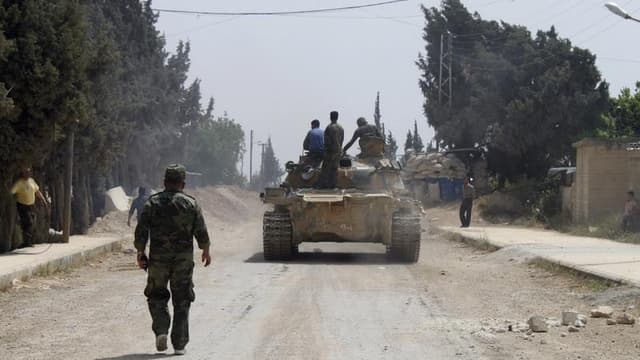 Soldats de l'armée syrienne dans le villade d'Arjoun, près de Koussaïr. Les forces loyales à Bachar al Assad ont repris le contrôle de cette ville stratégique près de la frontière libanaise. /Photo prise le 30 mai 2013/REUTERS/Rami Bleible