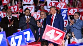Des leaders musulmans invités par Donald Trump sur scène lors d'un meeting dans le Michigan le 26 octobre 2024