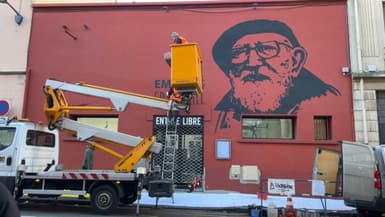 La figure de l'abbé Pierre effacée de la devanture de la fondation Emmaüs de Villeurbanne, le 7 janvier 2025.
