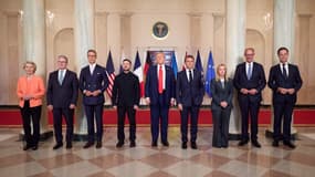 Donald Trump avec le président ukrainien Volodymyr Zelensky et plusieurs leaders européens, à la Maison-Blanche ce lundi 18 août.