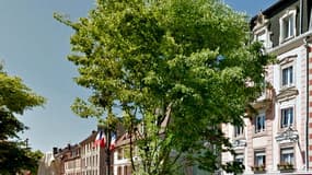 La personne qui a reçu une table en fonte dansles échauffourées après le match France-Allemagne le 7 juillet 2015 était sur la terrasse de l'hôtel-restaurant Saint-Christophe. Elle est morte.