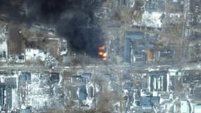 Image satellite Maxar, prise et publiée le 12 mars 2022, montrant des incendies et destructions dans une zone industrielle de l'ouest de Marioupol, en Ukraine