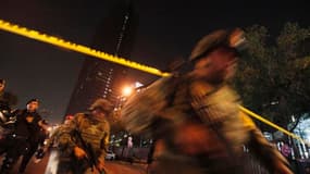 Militaires mexicains devant le siège de Pemex. Au moins 25 personnes ont été tuées et une centaine d'autres blessées dans une explosion qui s'est produite dans le centre de Mexico, au siège de la compagnie pétrolière d'Etat Pemex. /Photo prise le 31 janvi