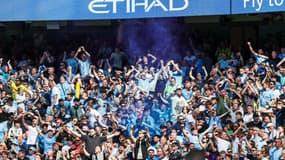 Supporters de Manchester City à l'Etihad Stadium le 16 mai 2024