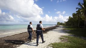 Des policiers en train de patrouiller sur une plage du Gosier en Guadeloupe (Photo d'illustration)