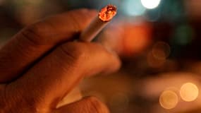 Les prix des cigarettes augmenteront lundi de 20 centimes le paquet pour répercuter la hausse de la fiscalité du tabac intervenue au 1er juillet. /Photo d'archives/REUTERS/Ilya Naymushin