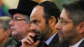 Le Premier ministre Edouard Philippe (c) et le Grand rabbin de France, Haim Korsia (d), à la cérémonie de voeux à la communauté juive, le 2 octobre 2017 à Paris