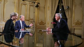 Le Premier ministre Michel Barnier prononce un discours lors d'une interview télévisée par les présentateurs Gilles Bouleau et Anne-Sophie Lapix, diffusée au journal télévisé du soir sur les chaînes de télévision françaises TF1 et France 2, à l'hôtel Matignon à Paris, le 3 décembre 2024. 