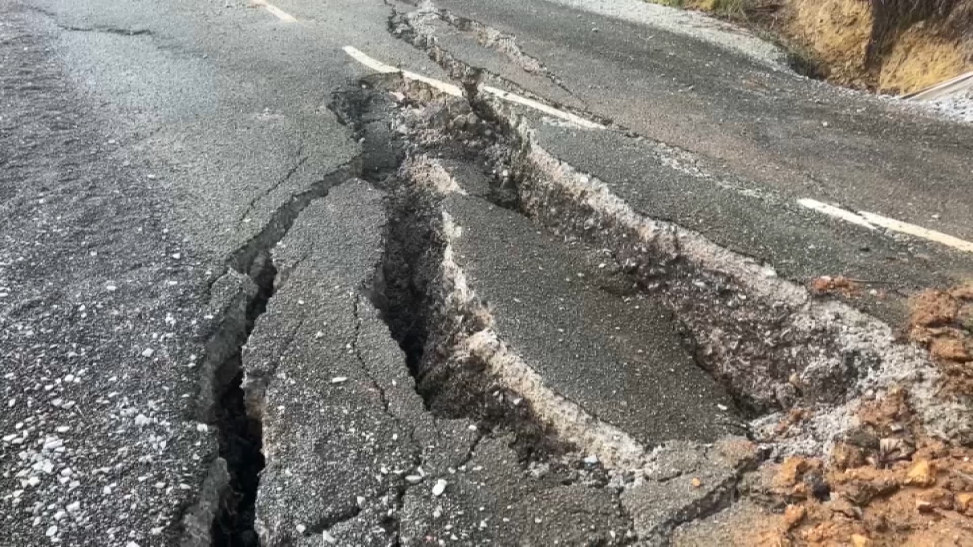 L'une des nombreuses fissures créées par le glissement de la couche d'argile.
