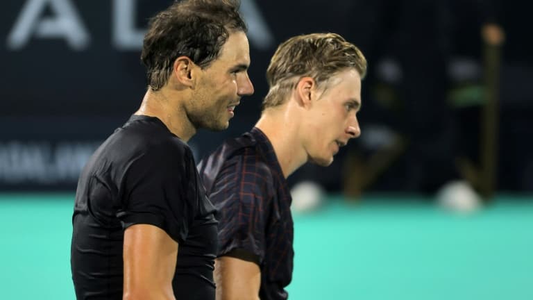 Le joueur de tennis Rafael Nadal, à gauche, et le joueur canadien Denis Shapovalov, à droite, le 18 décembre 2021 à Abou Dhabi