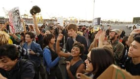 Un millier de manifestants sont descendus mercredi dans les rues d'Oakland, dans le nord de la Californie, appelant à la grève générale contre les inégalités économiques et les violences policières. Les manifestants ont réussi à empêcher toute activité da
