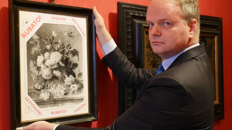 Une copies et affichée dans le musée portant la mention "volé" en italien, anglais et allemand.