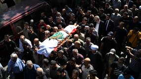 Le cortège présent pour les funérailles du journaliste de Reuters Issam Abdallah tué dans un bombardement israélien dans le sud du Liban, le 14 octobre 2023.