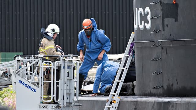 La police danoise inspecte le sous-marin "UC3 Nautilus " à Copenhague le 13 août.