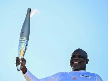 L'ancien footballeur français Basile Boli tenant la flamme olympique à Marseille, le 9 mai 2024. (Photo d'archive). 
