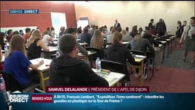 Des élèves dans une salle d'examen du baccalauréat