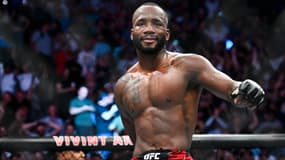 Leon Edwards célèbre sa victoire sur Kamaru Usman pour le titre des welters à l'UFC 278 en août 2022
