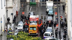 Des policiers et légistes sur les lieux d'une attaque à l'arme blanche près des anciens locaux de Charlie Hebdo, le 25 septembre 2020 à Paris