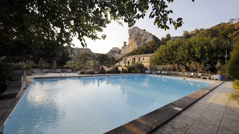 Photo de la piscine d'un restaurant du sud de la France (image d'illustration)