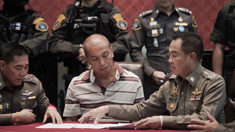 Montri Sotangkul (au centre) au siège de la police nationale, à Bangkok le 11 juin.