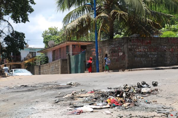 Sur les lieux d'affrontements entre bandes, à Mayotte, le 21 novembre 2022.