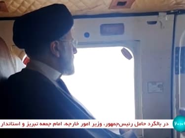 Une capture d'écran de la télévision d'Etat montre le président iranien Ebrahim Raïssi à bord d'un hélicoptère dans la région de Djolfa, le 19 mai 2024