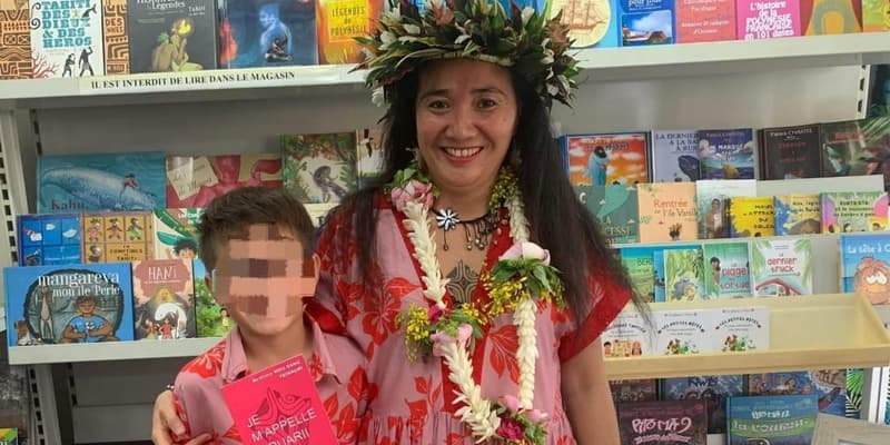 Béatrice Mou Sang Airuarii avec son fils lors d'une dédicasse de son livre en 2024