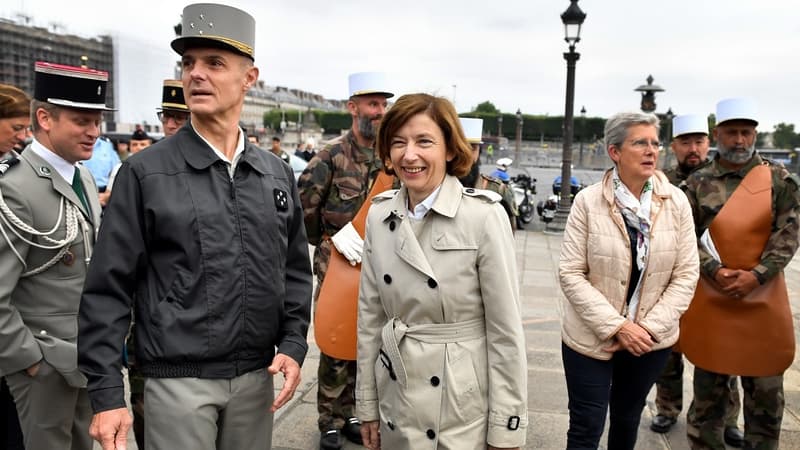 La ministre des Armées Florence Parly (au centre) lors de la répétition du défilée du 14 juillet à Paris. 