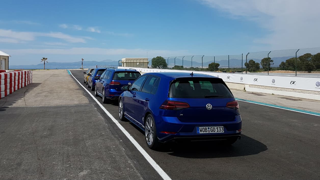 La nouvelle Golf R prête à jouer les tueuses sur circuit... et dans votre portefeuille. La nouvelle Golf R prête à jouer les tueuses sur circuit... et dans votre portefeuille.