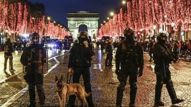 Forces de police sur les Champs-Elysées, pour la manifestation des gilets jaunes du 22 décembre 2018.