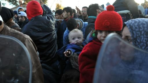 Réfugiés et migrants tentent de passer la frontière le 3 décembre 2015 à Idomeni, en Grèce, vers la Macédoine